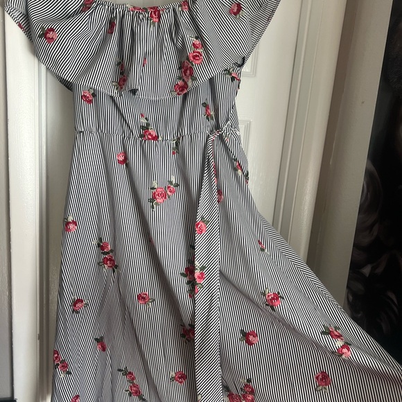 Calvin Klein Dress with embroidered flowers. - Picture 12 of 13